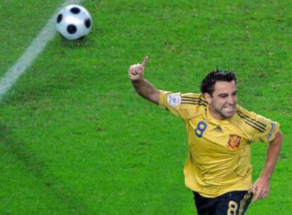 Xavi celebra el primer gol de España ante el equipo de Rusia en la segunda mitad del partido. Después marcaron Güiza y Silva.
/ afp