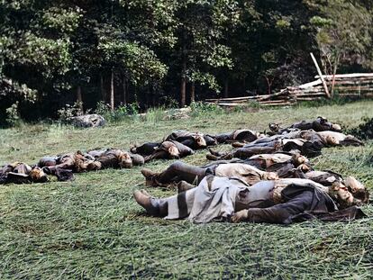 Soldados caídos en el campo de batalla de Gettysburg, en una foto coloreada digitalmente del libro 'El color del tiempo'.