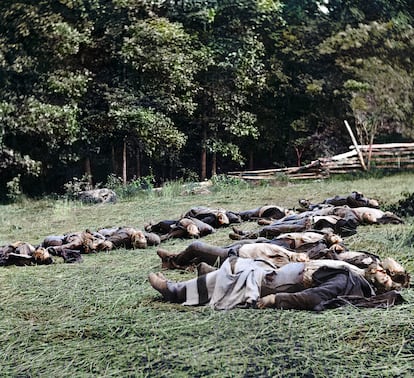 Soldados caídos en el campo de batalla de Gettysburg, en una foto coloreada digitalmente del libro 'El color del tiempo'.