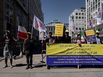 Manifestantes iraníes contrarios al régimen se manifiestan, el 4 de agosto, en Viena, donde estaban teniendo lugar reuniones diplomáticas a puerta cerrada para avanzar en el acuerdo nuclear.