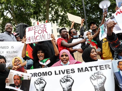 Un grupo de manifestantes protesta contra el tratamiento a la minoría oromo en Etiopía en las afueras de Downing Street, en Londres, Reino Unido, el pasado 3 de julio de 2020.