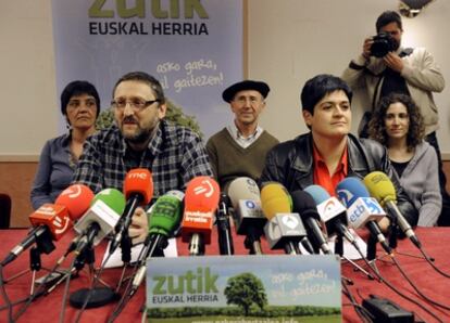 Los dirigentes de la izquierda 'abertzale', Txelui Moreno y Marian Beitilarrangoitia, ayer en una rueda de prensa en la que hicieron una valoración de la prohibición de Sortu por parte del Supremo.