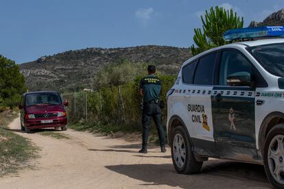 Agentes de la Guardia Civil custodian la salida del vehículo de Instituto Médico Forense por el camino de acceso a la vivienda donde una pareja ha sido hallada muerta, este viernes en Villena (Alicante).