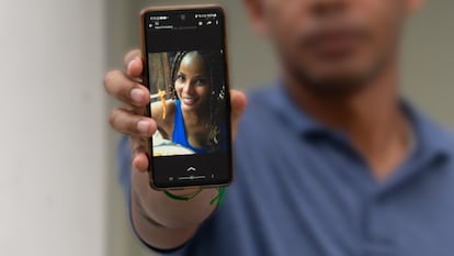 Jussed Acosta, hermano de Ania Margoth, muestra una foto de ella en su teléfono móvil, el 6 de mayo de 2024.