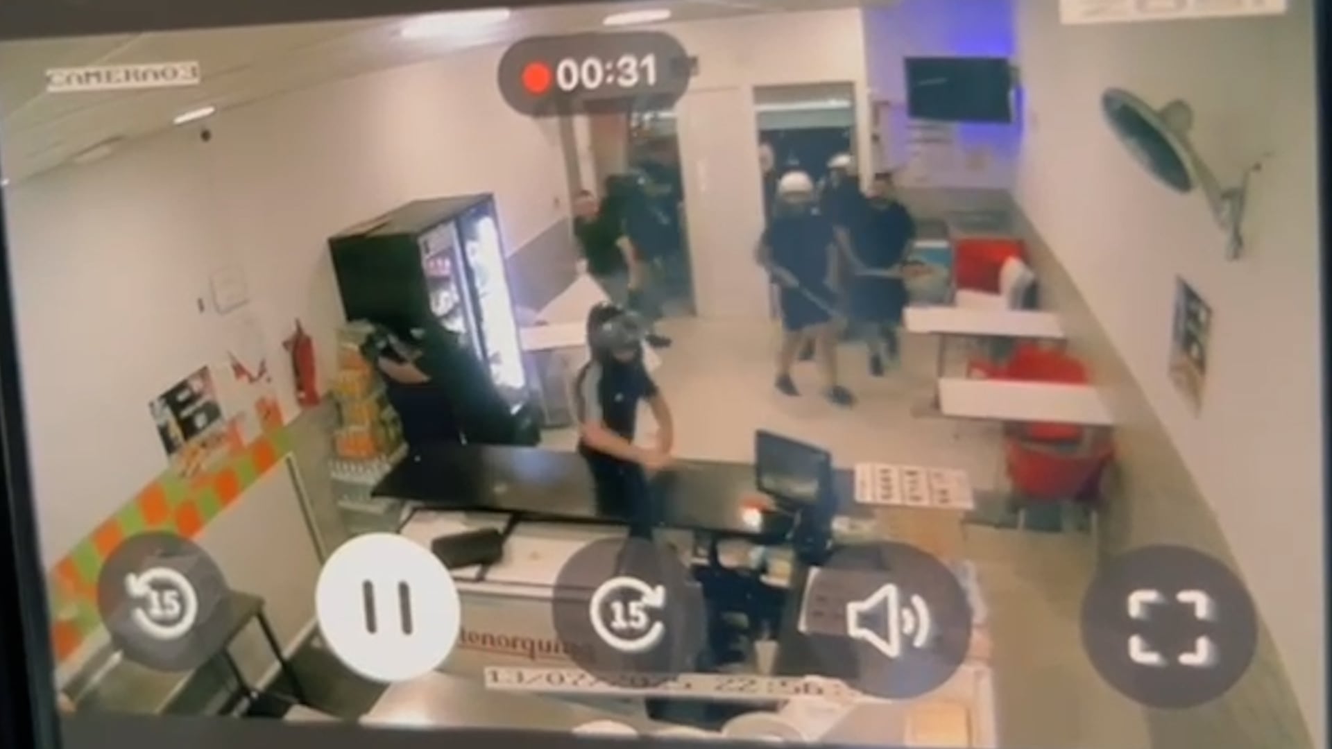 Las imágenes del ataque a un kebab en Torre Pacheco por hombres vestidos de negro y armados con bates
