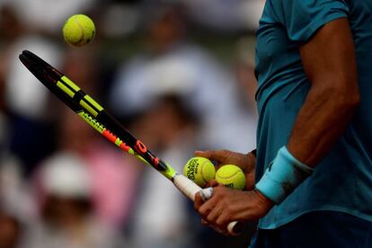 Nadal prepara-se para realizar um saque.