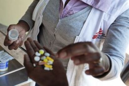 Una voluntaria de Médicos sin Fronteras da tratamiento a una persona con tuberculosis.