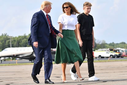 Barron Trump ha reaparecido con unas zapatillas Nike, una marca duramente criticada por su padre.