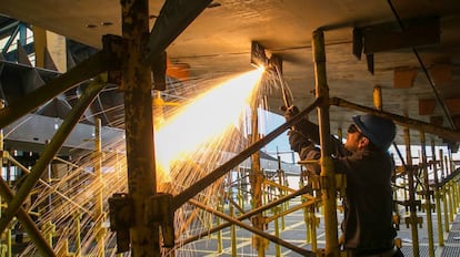 Un trabajador de un astillero, durante un proceso de soldadura