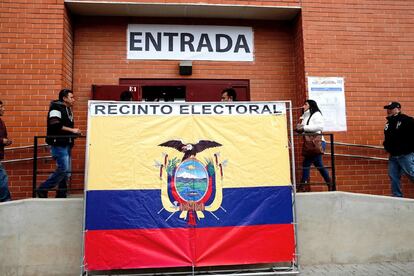 Entrada al Pabellón Polideportivo de la Universidad Politécnica de Valencia donde los ciudadanos ecuatorianos ejercen su derecho al voto.