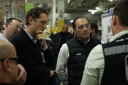 El presidente de Stellantis, John Elkann (izquierda) y el nuevo consejero delegado, Antonio Filosa.