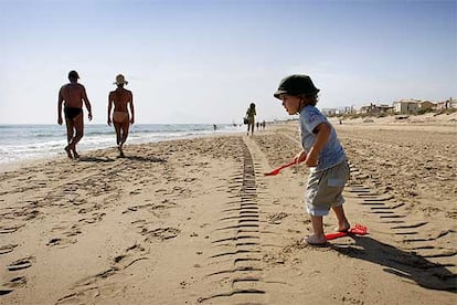 Los diez kilómetros de playa de Oliva, al sur de Valencia, son perfectos para los niños. Una línea de dunas separa la playa de los campos de naranjos.