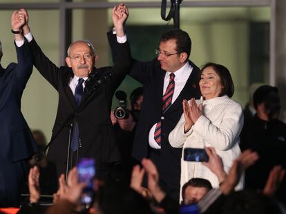 Kemal Kiliçdaroglu, candidato presidencial y principal líder de la oposición, segundo por la izquierda, saluda a sus votantes junto a su esposa y los alcaldes de Estambul y Ankara, el 5 de marzo.
