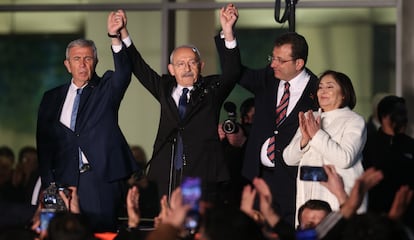 Kemal Kiliçdaroglu, candidato presidencial y principal líder de la oposición, segundo por la izquierda, saluda a sus votantes junto a su esposa y los alcaldes de Estambul y Ankara, el 5 de marzo.