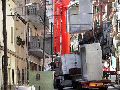 Vehículos pesados transportaban ayer cajones de hormigón para instalarlos junto al número 10 del pasaje de Calafell.