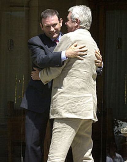 Juan José Ibarretxe y Pasqual Maragall se saludan en Vitoria. 

/ L. RICO