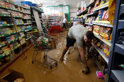 Labores de limpieza en un supermercado inundado en Benamargosa, este jueves. 