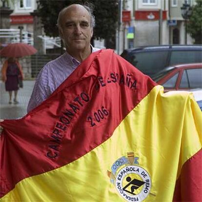 Víctor Sainz de la Maza, con la bandera del Campeonato de España que su club ganó la semana pasada.