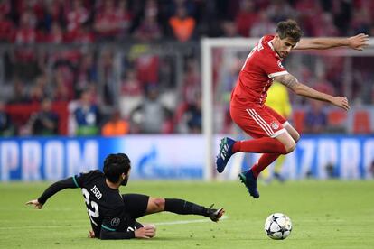 Isco trata de arrebatarle el balón a Javi Martínez en el partido de ida.