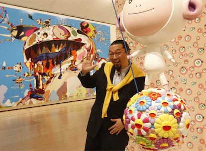 Murakami saluda en una de las salas que expona en febrero su obra en el Guggenheim de Bilbao.