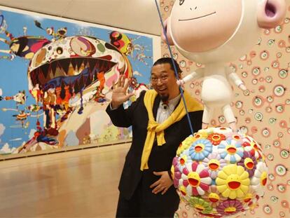 Murakami saluda en una de las salas que exponía en febrero su obra en el Guggenheim de Bilbao.