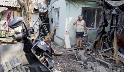 Un hombre inspecciona este lunes los restos de una vivienda en Donetsk.