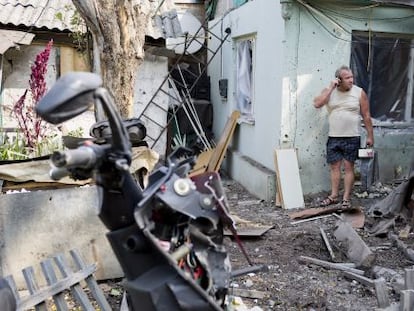 Un hombre inspecciona este lunes los restos de una vivienda en Donetsk.