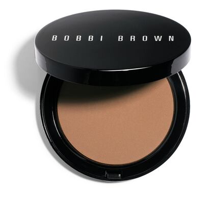 Bronzing Powder. El deseo de una piel morena no desaparece en todo el año. Eso sí, conseguirla en estos meses de menos horas de luz y más nubes requiere de truco. Los polvos bronceadores son el fenómeno impulsado por Kim Kardashian que ha venido para quedarse. Estos de Bobbi Brown (44 €) participan además en la lucha contra el cáncer de Estée Lauder donando sus beneficios a la Asociación Española Contra el Cáncer.