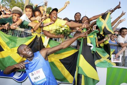Bolt festeja su triunfo con los aficionados de Lausana.
