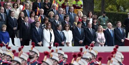 Los presidentes autonómicos de Andalucía, Susana Díaz; Cantabria, Miguel Ángel Revilla; Asturias, Javier Fernández; Canarias, Fernando Clavijo; Extremadura, Guillermo Fernández Vara y Madrid, Cristina Cifuentes; el jefe del Ejecutivo de Melilla, Juan José Imbroda; la alcaldesa de Madrid, Manuela Carmena y la delegada del Gobierno en Madrid, Concepción Dancausa, entre otros, durante el desfile del Día de la Fiesta Nacional.