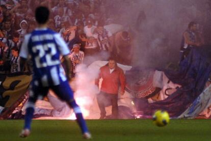 Bengalas sobre el csped de Riazor antes del comienzo del partido.