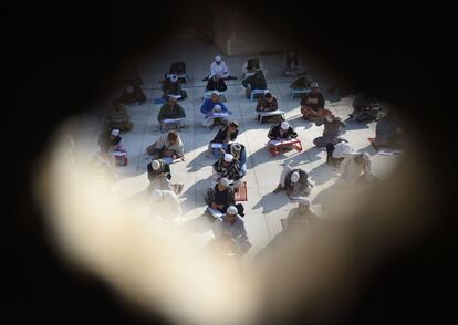 Un grupo de estudiantes religiosos del islam realizan exámenes de mitad de curso en Jamia Binoria, en la ciudad de Karachi (Pakistán).