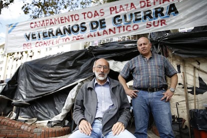 Los veteranos Darío Vergara (i) y Ricardo Roncoso posan para fotografías en el campamento continental de veteranos en Plaza de Mayo el 27 de marzo de 2015 en Buenos Aires, Argentina. En 2008, los veteranos de la plataforma continental empezaron un campamento en el centro de Buenos Aires solicitando al Gobierno Nacional ser reconocidos como veteranos de guerra. Como no habían luchado en el frente, no tienen los mismos beneficios que los soldados que han estado en las Islas.