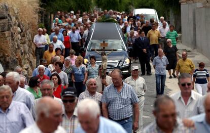 La mayoría de las víctimas del accidente de autobús que tuvo lugar ayer en Tornadizos (Ávila) recibe sepultura este martes en distintos puntos de la provincia de Ávila. Familiares y amigos de Gerardo Yusta Yuste, de 78 años, fallecido en el accidente de autobús ocurrido ayer en Tornadizos (Ávila), acompañan al féretro al cementerio del pueblo donde recibirá sepultura en San Juan de la Mava, 9 de julio de 2013.