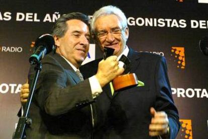 Inaki Gabilondo, a la izquierda, recibe el premio de manos de Luis del Olmo.