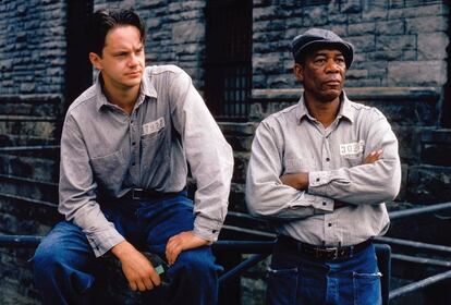 23/10/2014 
   Cadena perpetua, la excepcional película protagonizada por Tim Robbins y Morgan Freeman, celebra el 20º aniversario de su estreno en los cines. Momento más que ideal para repasar 20 datos curiosos de la cinta dirigida por Frank Darabont
SOCIEDAD CULTURA
COLUMBIA PICTURES
