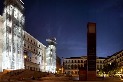 El edificio que hoy alberga el museo Reina Sofía fue construido en el siglo XVIII a petición del rey Carlos III. Sin embargo, sufrió numerosos cambios acordes con su función sanitaria. El edificio es obra de los arquitectos José de Hermosilla y Francisco Sabatini, aunque se otorga a este último gran parte de la misma. Tras sobrevivir a una incumplida demolición, en 1986 se inauguró el Centro de Arte Reina Sofía con algunas modificaciones importantes, como las tres torres de vidrio y acero que albergan los ascensores. Hoy dispone de 84.000 metros cuadrados, incluida la ampliación proyectada por el arquitecto Jean Nouvel (inaugurada en 2005), en los que se exhiben las más de 20.000 obras que forman su colección.