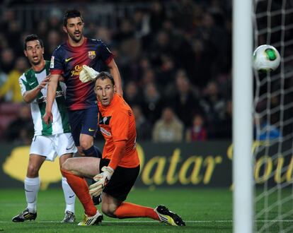 David Villa en el momento de marcar el segundo gol del Barcelona.