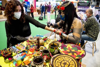 Tatuajes con tinta de jagua, en el estand de Panamá de Fitur 2022.