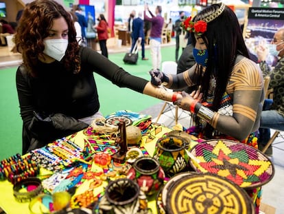 Tatuajes con tinta de jagua, en el estand de Panamá de Fitur 2022.