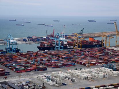 Imagen aérea de la terminal de contenedores del Puerto de Barcelona, el 24 de marzo.