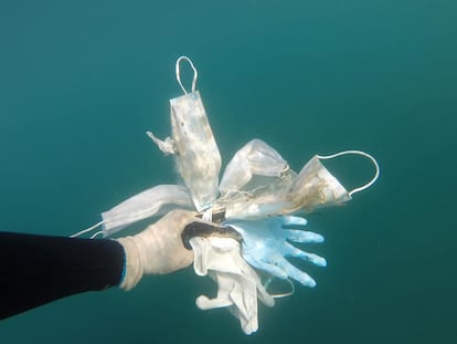 El vídeo que muestra cómo mascarillas y guantes llegan hasta el fondo del Mediterráneo 