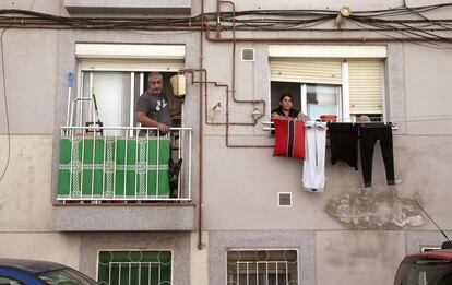 El matrimonio Borja Hernández, el 3 de octubre en su casa, donde se pueden apreciar las humedades que sufren. 