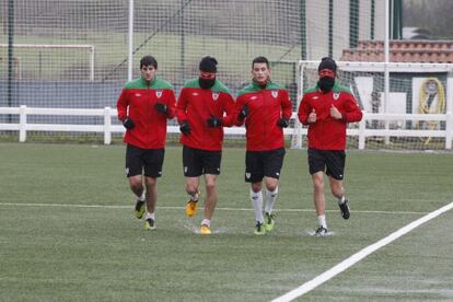 Amorebieta, segundo por la izquierda, en el entenamiento del Athletic.