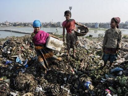 Innumerables niños trabajan en el vertedero de Dacca recogiendo basura.