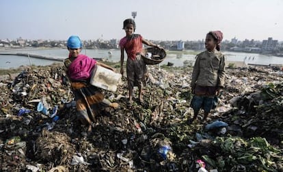 Innumerables niños trabajan en el vertedero de Dacca recogiendo basura.