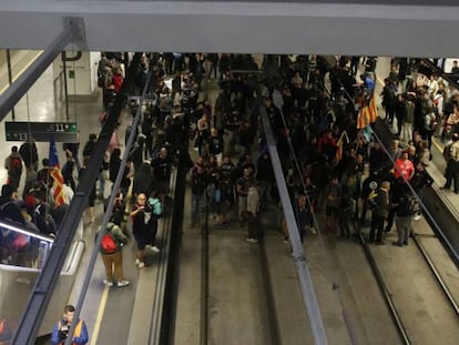 Los CDR ocupan las vías del AVE en Girona.