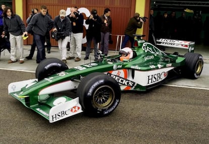 Lauda prueba el monoplaza R2 en el circuito de Valencia, en 2002.