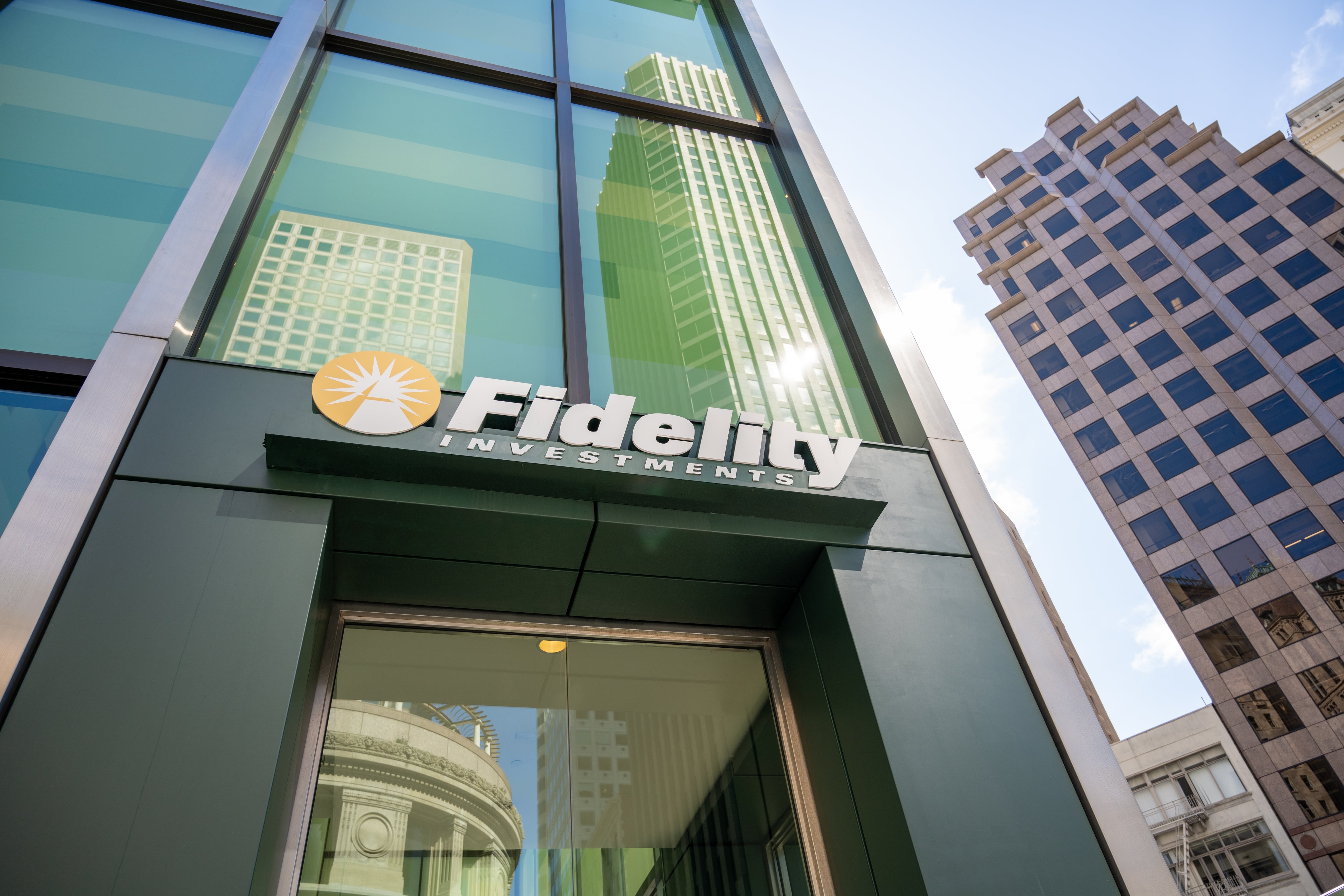 La estrategia tributaria de los ultrarricos que Schwab y Fidelity prefieren evitar