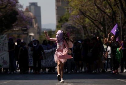 Una niña corre durante la marcha del 8 de marzo en Ciudad de México.